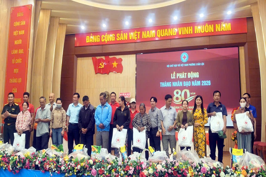 Tặng quà cho người dân có hoàn cảnh khó khăn tại địa phương Tặng quà cho người dân có hoàn cảnh khó khăn tại địa phương