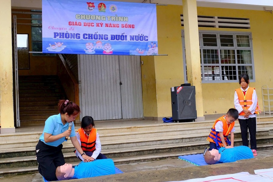 Tập huấn cho trẻ c&oacute; kỹ năng ph&ograve;ng, chống đuối nước, r&agrave; so&aacute;t, duy tr&igrave; hiệu quả c&aacute;c tổ, đội cứu hộ tại bể bơi, b&atilde;i biển, khu vui chơi