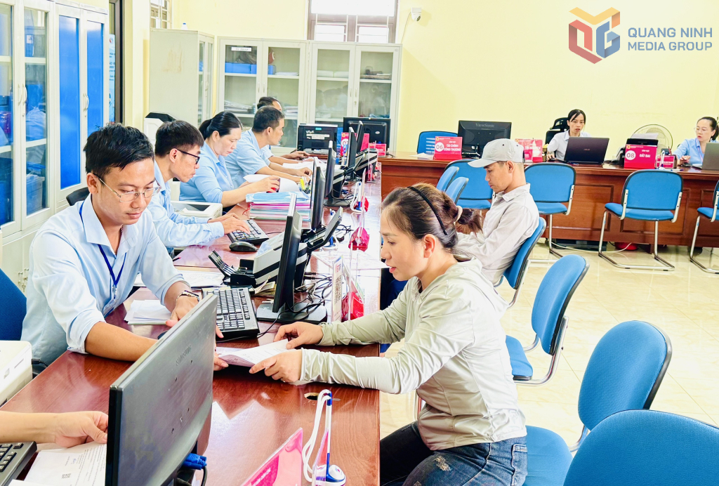 C&aacute;n bộ Trung t&acirc;m Phục vụ h&agrave;nh ch&iacute;nh c&ocirc;ng đặc khu C&ocirc; T&ocirc; hướng dẫn người d&acirc;n thực hiện c&aacute;c bước nộp hồ sơ TTHC