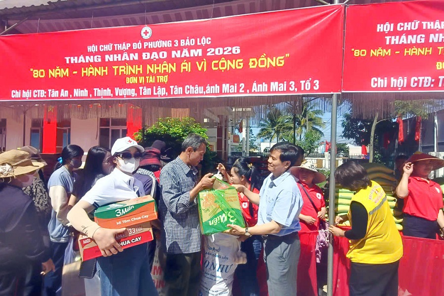 Trao quà người dân có hoàn cảnh khó khăn tại Chợ nhân ái Trao quà người dân có hoàn cảnh khó khăn tại Chợ nhân ái