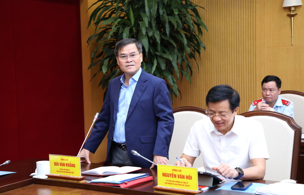 &Ocirc;ng B&ugrave;i Văn Khắng, Ph&oacute; B&iacute; thư Tỉnh ủy, Chủ tịch UBND tỉnh Quảng Ninh, ph&aacute;t biểu tại buổi l&agrave;m việc