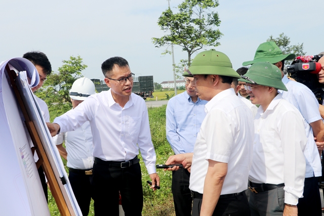 Đại diện Nh&agrave; đầu tư VSIP Nghệ An b&aacute;o c&aacute;o về phương &aacute;n triển khai nguồn tiếp nhận nước thải tại Khu C&ocirc;ng nghiệp VSIP Nghệ An 3.