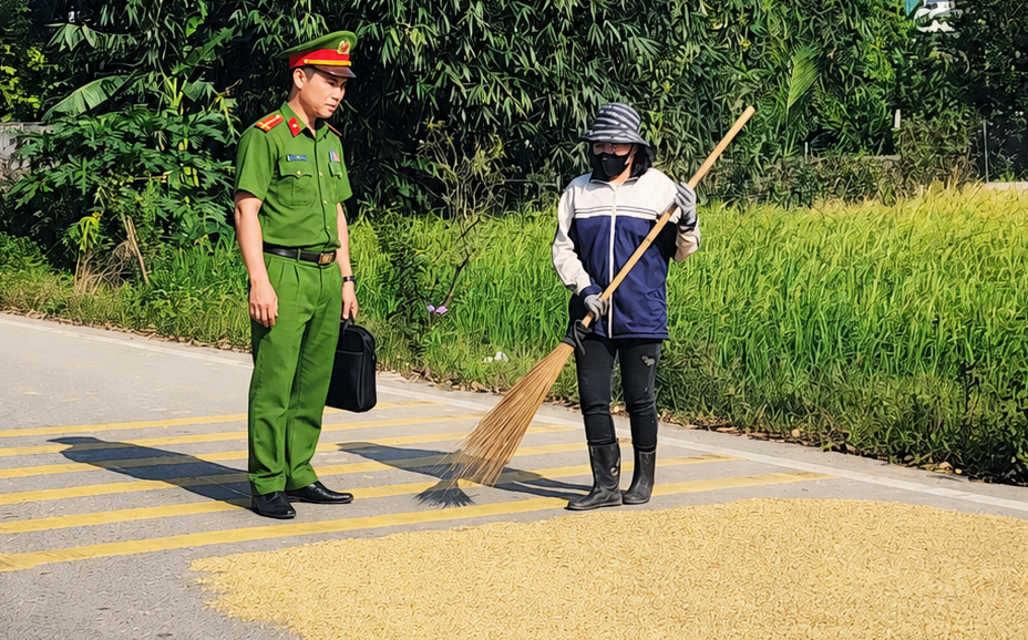 Ninh Bình: Tăng cường tuyên truyền, nhắc nhở người dân không phơi lúa, rơm rạ trên đường giao thông