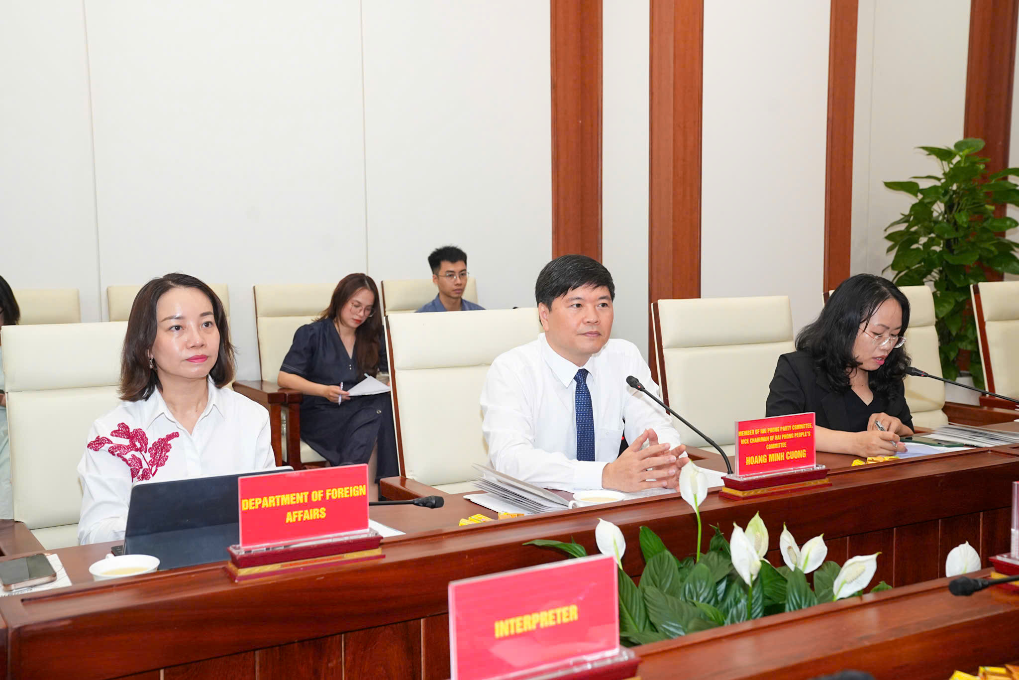 Phó Chủ tịch UBND thành phố Hoàng Minh Cường giới thiệu những tiềm năng, thế mạnh cùng kết quả phát triển kinh tế - xã hội nổi bật của Hải Phòng. Phó Chủ tịch UBND thành phố Hoàng Minh Cường giới thiệu những tiềm năng, thế mạnh cùng kết quả phát triển kinh tế - xã hội nổi bật của Hải Phòng.