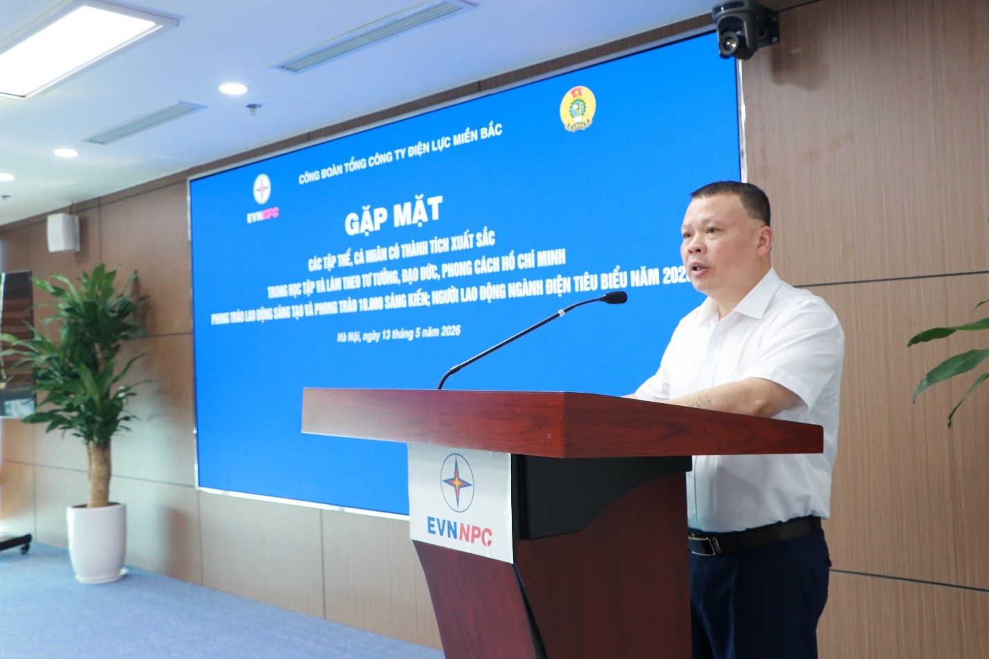 Đồng chí Trần Tuấn Khanh - Chủ tịch Công đoàn EVNNPC phát biểu khai mạc chương trình Đồng chí Trần Tuấn Khanh - Chủ tịch Công đoàn EVNNPC phát biểu khai mạc chương trình