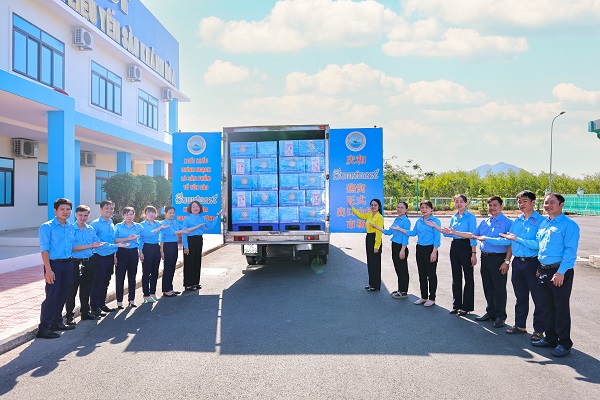 Hàng xuất khẩu đã đưa lên xe trung chuyển của Công ty Hàng xuất khẩu đã đưa lên xe trung chuyển của Công ty