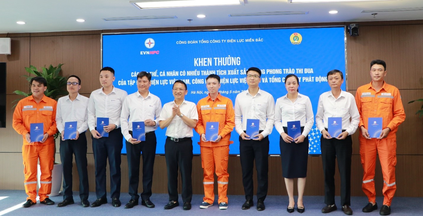 Đồng chí Hà Huy Tâm – Phó Tổng Giám đốc EVNNPC trao khen thưởng cho các cá nhân đạt danh hiệu “Người lao động ngành Điện tiêu biểu năm 2026” Đồng chí Hà Huy Tâm – Phó Tổng Giám đốc EVNNPC trao khen thưởng cho các cá nhân đạt danh hiệu “Người lao động ngành Điện tiêu biểu năm 2026”