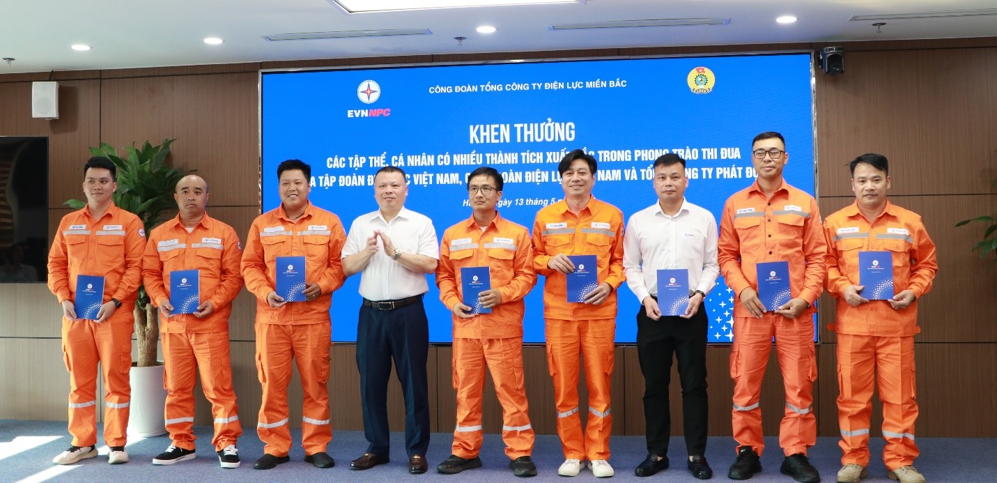 Đồng chí Trần Tuấn Khanh - Chủ tịch Công đoàn EVNNPC trao khen thưởng cho các cá nhân đạt danh hiệu “Người lao động ngành Điện tiêu biểu năm 2026” Đồng chí Trần Tuấn Khanh - Chủ tịch Công đoàn EVNNPC trao khen thưởng cho các cá nhân đạt danh hiệu “Người lao động ngành Điện tiêu biểu năm 2026”