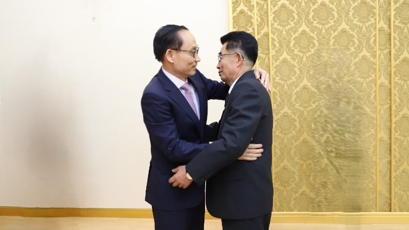 Ủy vi&ecirc;n Bộ Ch&iacute;nh trị, Bộ trưởng Ngoại giao Việt Nam L&ecirc; Ho&agrave;i Trung v&agrave; Ủy vi&ecirc;n Bộ Ch&iacute;nh trị, B&iacute; thư Trung ương Đảng, Trưởng Ban Quốc tế Đảng Lao động Triều Ti&ecirc;n Kim Song Nam. (Ảnh: TTXVN)