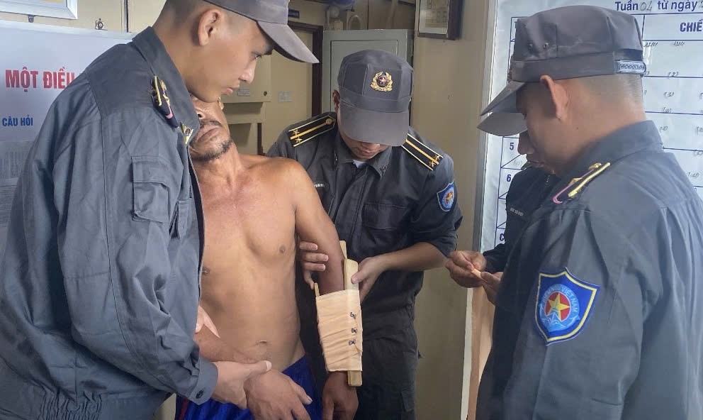 C&aacute;n bộ, nh&acirc;n vi&ecirc;n t&agrave;u KN-407 cố định vị tr&iacute; tay bị g&atilde;y cho ngư d&acirc;n Trần Văn Đ&egrave;o