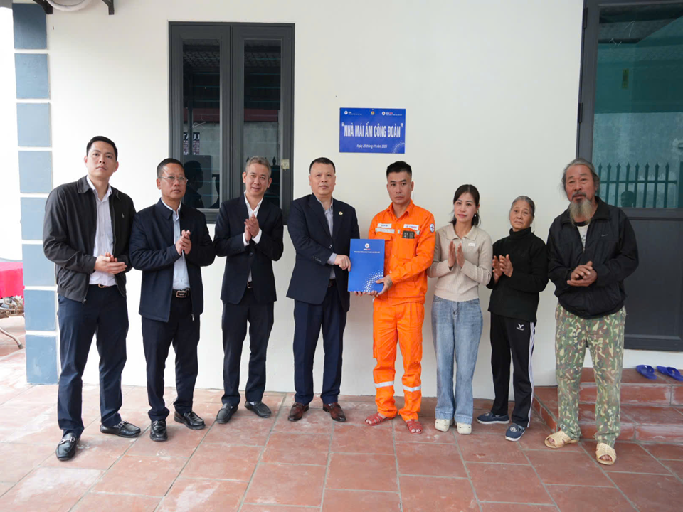 EVNNPC cũng luôn chú trọng công tác chăm lo đời sống vật chất, tinh thần cho người lao động thông qua nhiều hoạt động thiết thực như hỗ trợ xây dựng “Mái ấm Công đoàn”, thăm hỏi gia đình chính sách, phụng dưỡng Bà mẹ Việt Nam anh hùng và triển khai nhiều chương trình an sinh xã hội ý nghĩa tại các địa phương EVNNPC cũng luôn chú trọng công tác chăm lo đời sống vật chất, tinh thần cho người lao động thông qua nhiều hoạt động thiết thực như hỗ trợ xây dựng “Mái ấm Công đoàn”, thăm hỏi gia đình chính sách, phụng dưỡng Bà mẹ Việt Nam anh hùng và triển khai nhiều chương trình an sinh xã hội ý nghĩa tại các địa phương