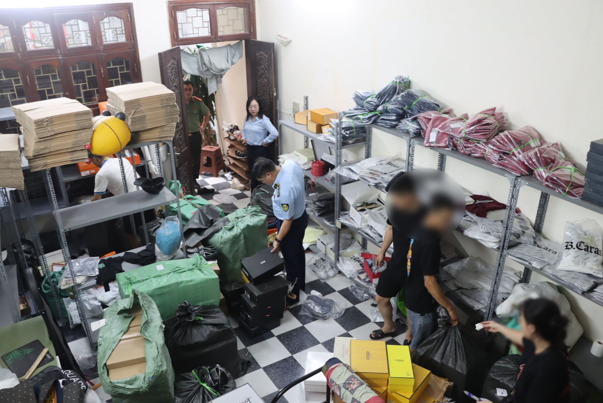 Lực lượng chức năng kiểm tra hàng hóa tại kho hàng Lực lượng chức năng kiểm tra hàng hóa tại kho hàng