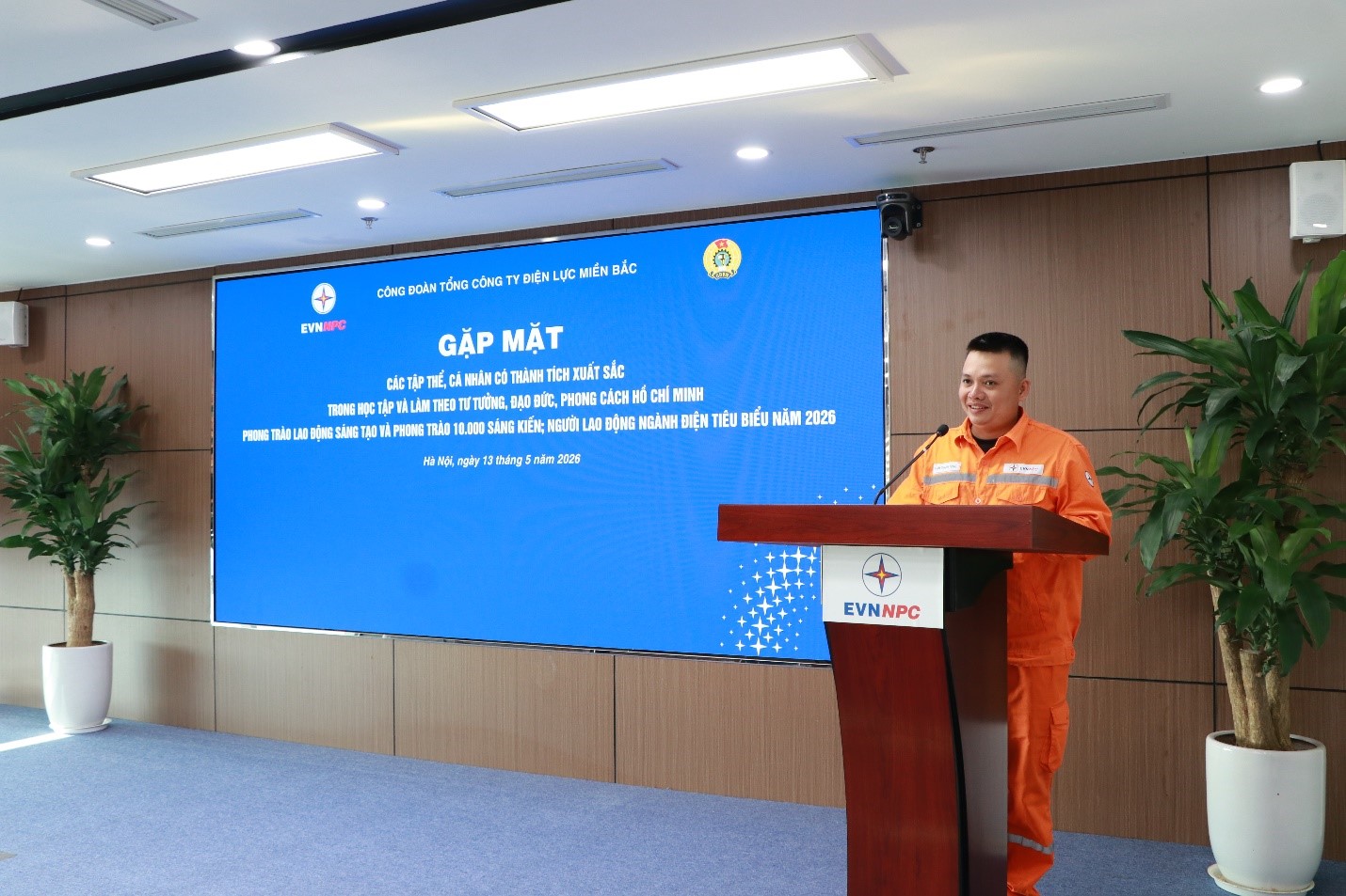 Đồng chí Phạm Thanh Tùng - Công nhân quản lý vận hành Điện lực Hương Sơn, Công ty Điện lực Hà Tĩnh - Đại diện “Người lao động ngành Điện tiêu biểu năm 2026” lên phát biểu cảm tưởng Đồng chí Phạm Thanh Tùng - Công nhân quản lý vận hành Điện lực Hương Sơn, Công ty Điện lực Hà Tĩnh - Đại diện “Người lao động ngành Điện tiêu biểu năm 2026” lên phát biểu cảm tưởng
