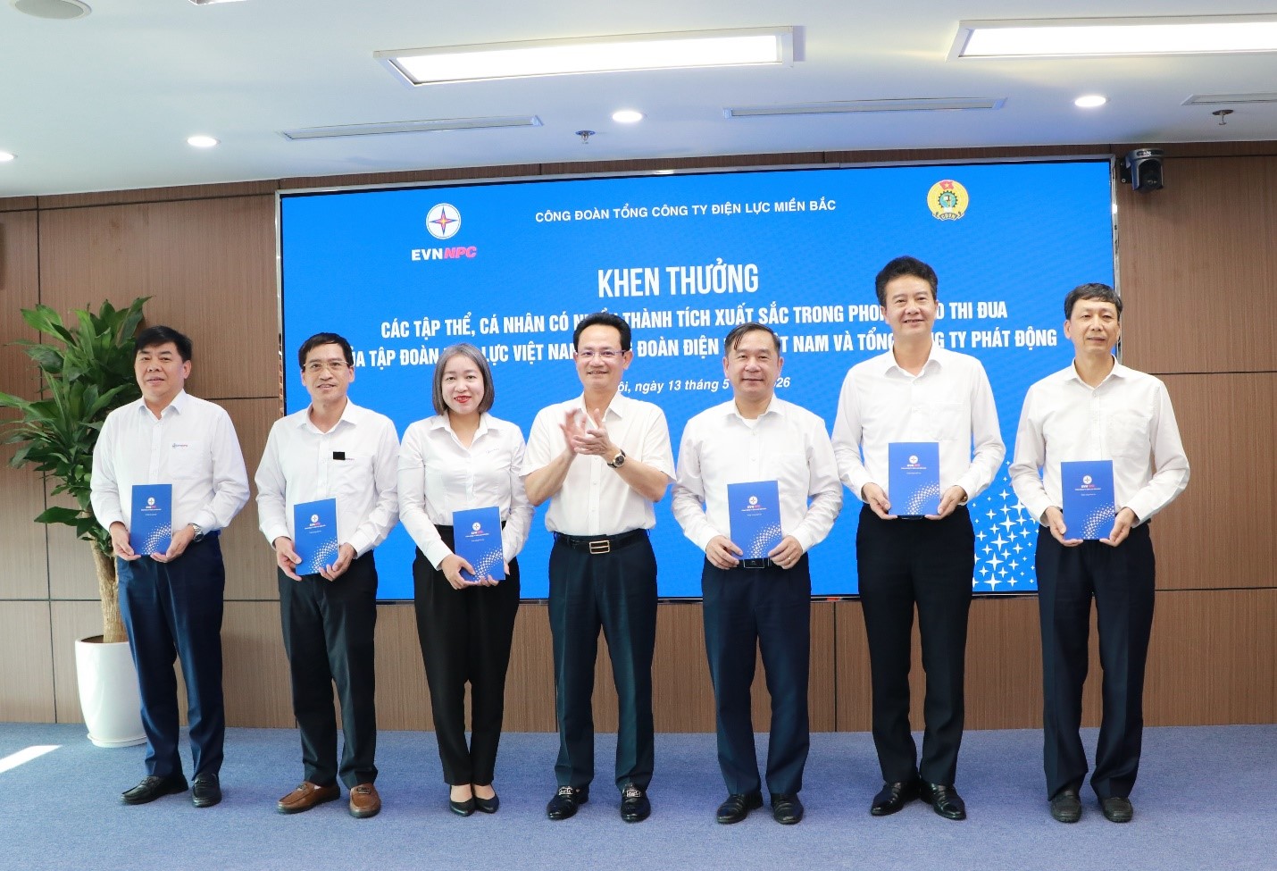 Đồng chí Nguyễn Đức Thiện – Phó Bí thư Đảng ủy, Tổng Giám đốc EVNNPC khen thưởng điển hình tiên tiến trong học tập và làm theo tư tưởng, đạo đức, phong cách Hồ Chí Minh đối với 2 tập thể: Công đoàn Công ty Điện lực Bắc Ninh và Công đoàn Công ty Điện lực Hưng Yên; đồng thời khen thưởng 4 tập thể gồm Công đoàn Cơ quan Tổng công ty Điện lực miền Bắc, Công đoàn Công ty Điện lực Cao Bằng, Công đoàn Công ty Điện lực Sơn La và Công đoàn Công ty Điện lực Lai Châu vì có thành tích xuất sắc trong phong trào thi đua “Lao động sáng tạo” và Chương trình “10.000 sáng kiến” giai đoạn 2025 – 2028. Đồng chí Nguyễn Đức Thiện – Phó Bí thư Đảng ủy, Tổng Giám đốc EVNNPC khen thưởng điển hình tiên tiến trong học tập và làm theo tư tưởng, đạo đức, phong cách Hồ Chí Minh đối với 2 tập thể: Công đoàn Công ty Điện lực Bắc Ninh và Công đoàn Công ty Điện lực Hưng Yên; đồng thời khen thưởng 4 tập thể gồm Công đoàn Cơ quan Tổng công ty Điện lực miền Bắc, Công đoàn Công ty Điện lực Cao Bằng, Công đoàn Công ty Điện lực Sơn La và Công đoàn Công ty Điện lực Lai Châu vì có thành tích xuất sắc trong phong trào thi đua “Lao động sáng tạo” và Chương trình “10.000 sáng kiến” giai đoạn 2025 – 2028.