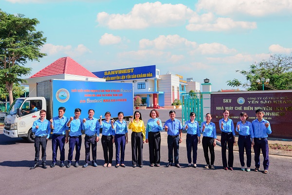 Xe trung chuyển của Công ty sẵn sàng đưa lô hàng xuất khẩu lên đường Xe trung chuyển của Công ty sẵn sàng đưa lô hàng xuất khẩu lên đường