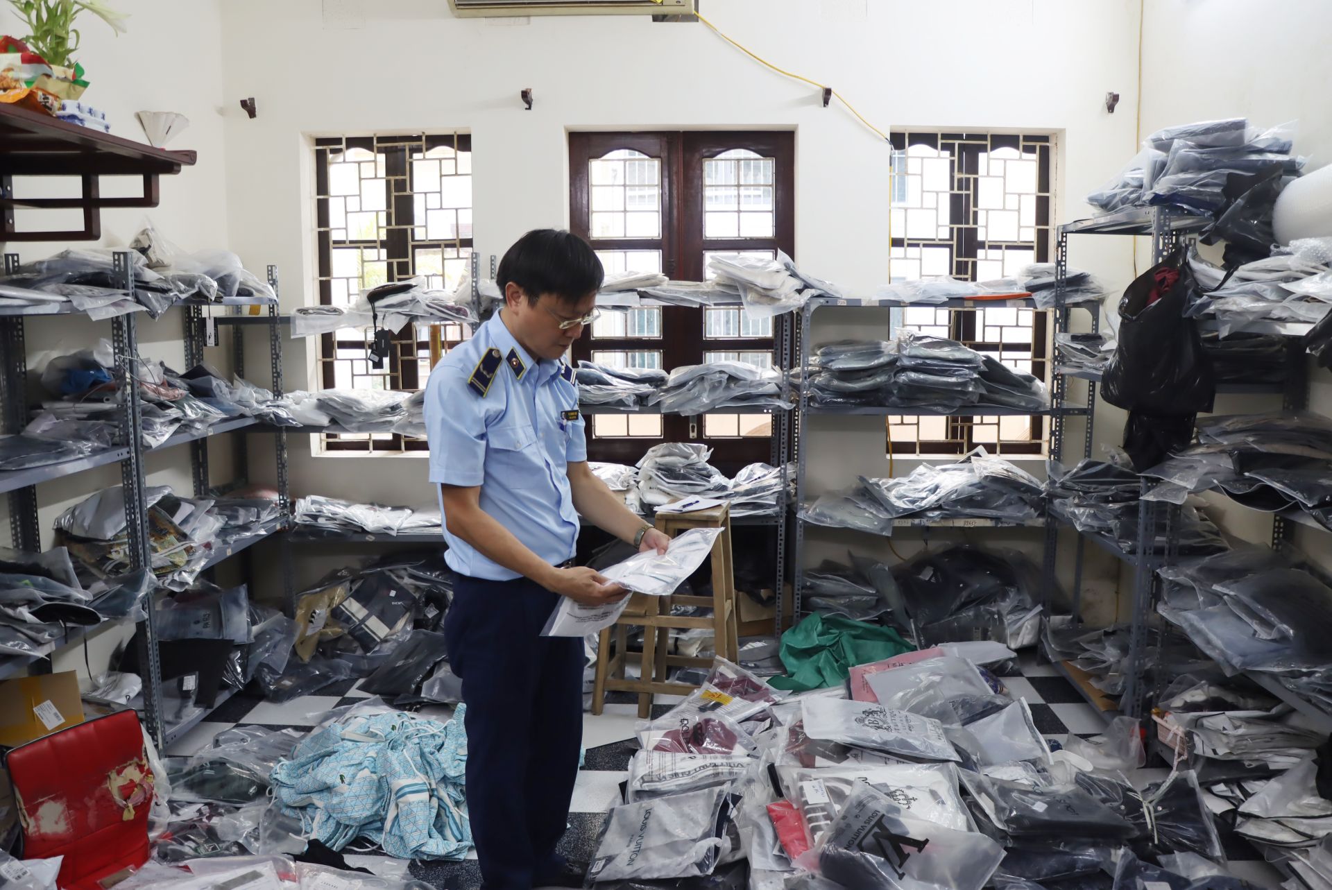 Tại thời điểm kiểm tra, lực lượng chức năng phát hiện nhiều sản phẩm giả mạo nhãn hiệu nổi tiếng đang được cất giấu tại đây Tại thời điểm kiểm tra, lực lượng chức năng phát hiện nhiều sản phẩm giả mạo nhãn hiệu nổi tiếng đang được cất giấu tại đây