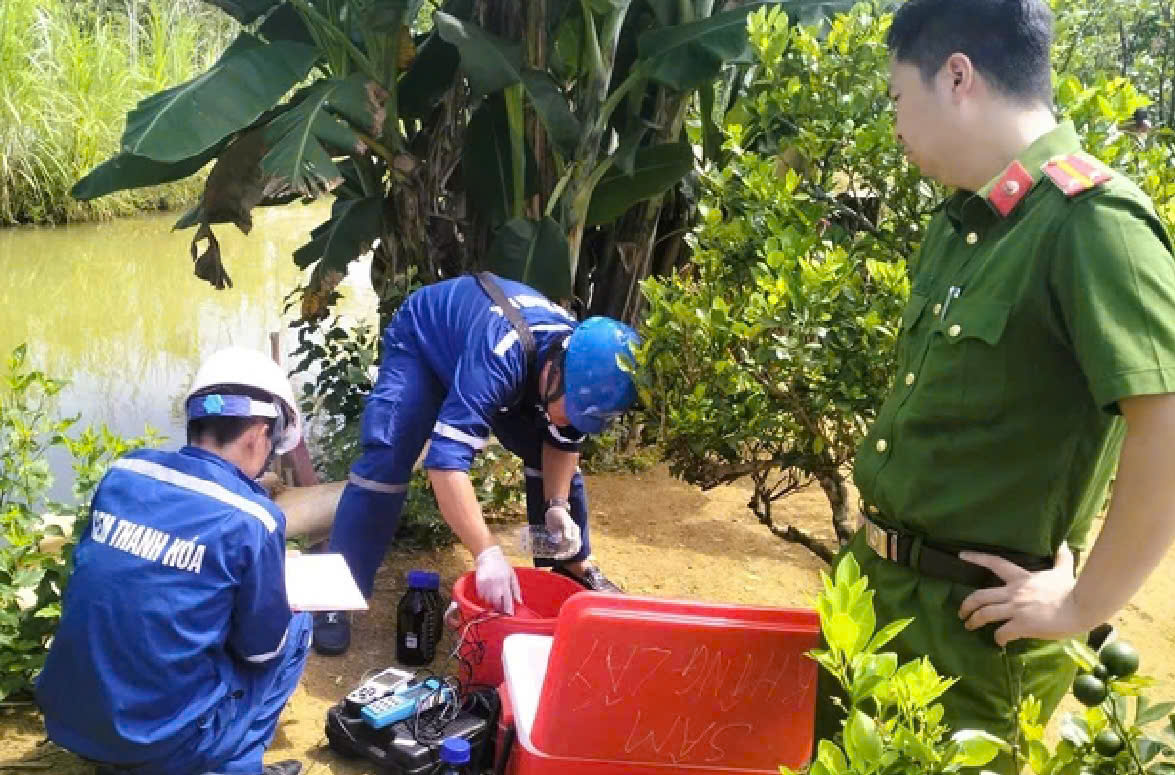 Cơ quan chức năng tiến hành lấy mẫu nước để làm rõ nguyên nhân cá chết bất thường trên khe suối. Cơ quan chức năng tiến hành lấy mẫu nước để làm rõ nguyên nhân cá chết bất thường trên khe suối.