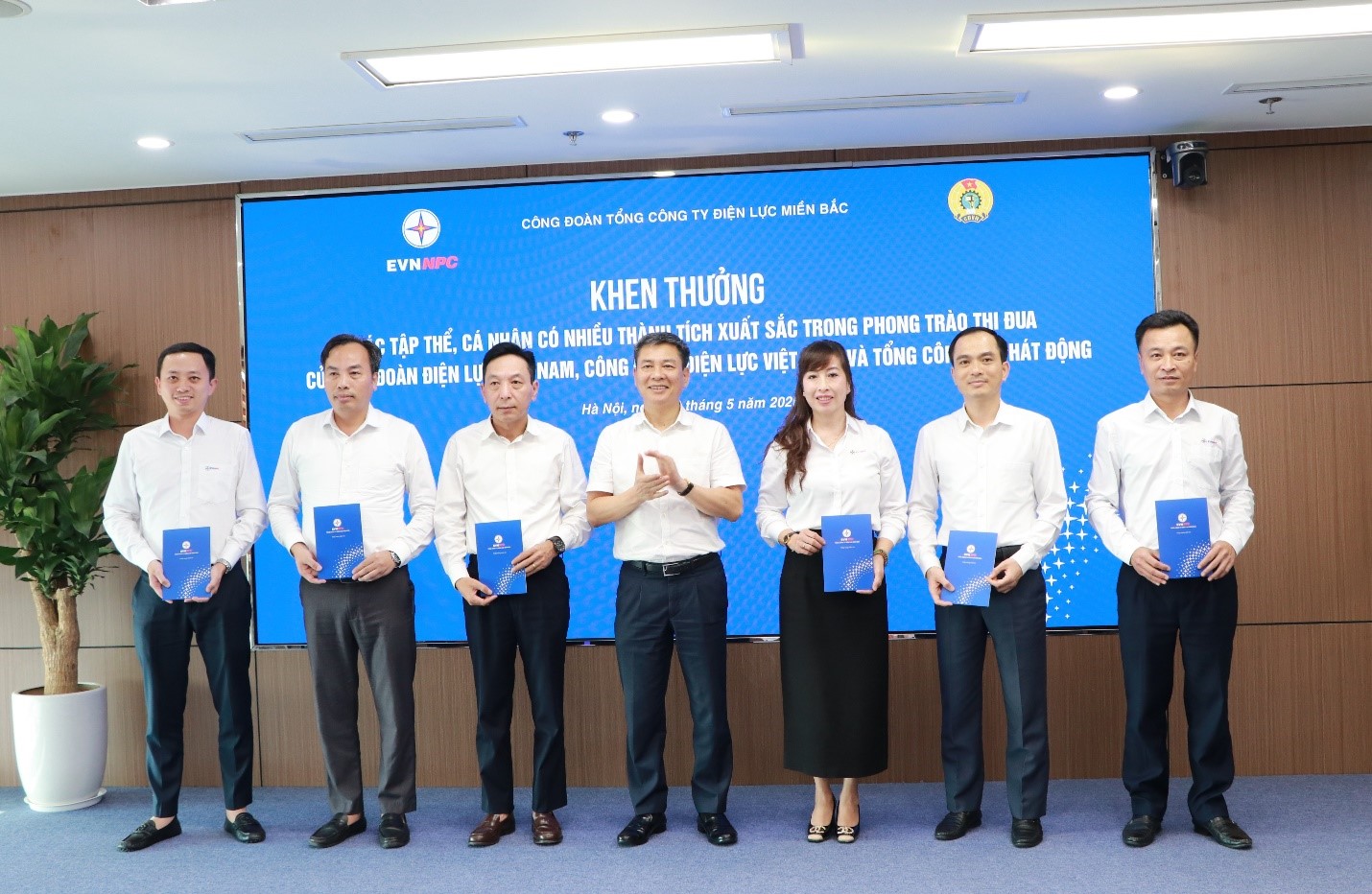 Đồng chí Vũ Thế Nam – Phó Bí thư Đảng ủy, Thành viên HĐTV EVNNPC trao khen thưởng cho 06 cá nhân điển hình tiên tiến trong phong trào “Học tập và làm theo tư tưởng, đạo đức, phong cách Hồ Chí Minh” Đồng chí Vũ Thế Nam – Phó Bí thư Đảng ủy, Thành viên HĐTV EVNNPC trao khen thưởng cho 06 cá nhân điển hình tiên tiến trong phong trào “Học tập và làm theo tư tưởng, đạo đức, phong cách Hồ Chí Minh”