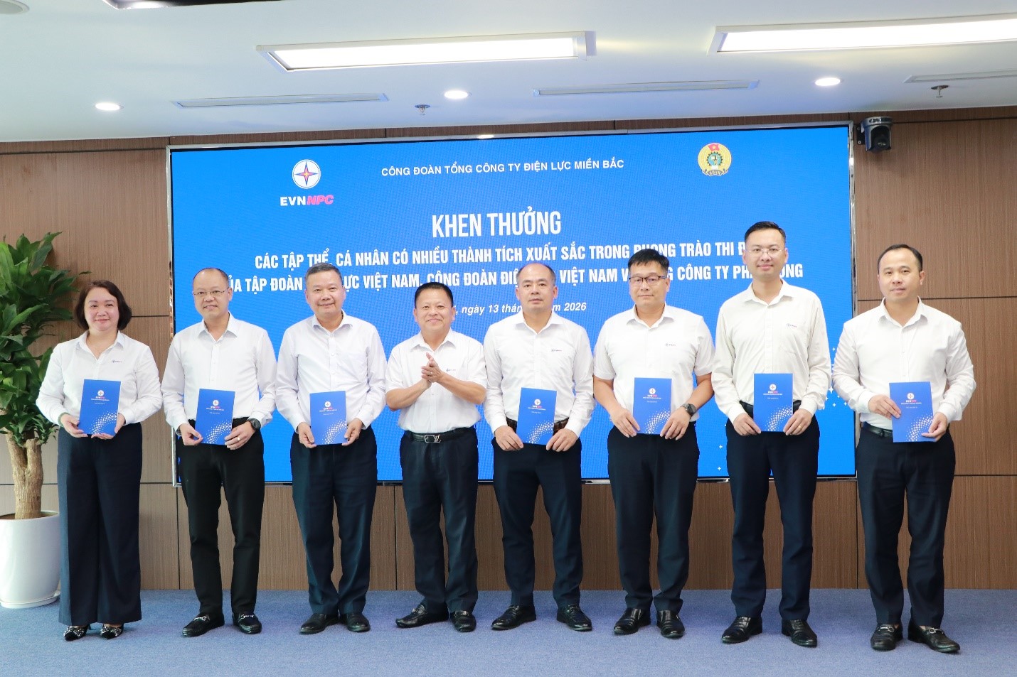 Đồng chí Lê Đình Lượng - Thành viên HĐTV EVNNPC trao khen thưởng cho các cá nhân điển hình tiên tiến trong phong trào thi đua "Lao động Đồng chí Lê Đình Lượng - Thành viên HĐTV EVNNPC trao khen thưởng cho các cá nhân điển hình tiên tiến trong phong trào thi đua "Lao động