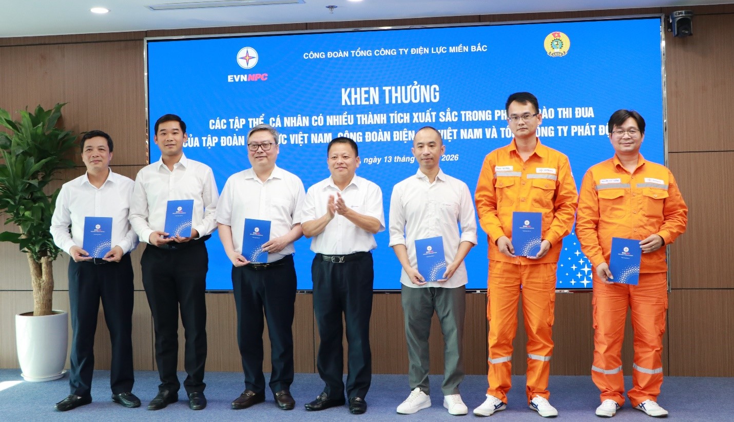 Đồng chí Lê Đình Lượng - Thành viên HĐTV EVNNPC trao khen thưởng cho các cá nhân điển hình tiên tiến trong phong trào thi đua "Lao động sáng tạo và Chương trình 10.000 sáng kiến giai đoạn 2025 - 2028 Đồng chí Lê Đình Lượng - Thành viên HĐTV EVNNPC trao khen thưởng cho các cá nhân điển hình tiên tiến trong phong trào thi đua "Lao động sáng tạo và Chương trình 10.000 sáng kiến giai đoạn 2025 - 2028