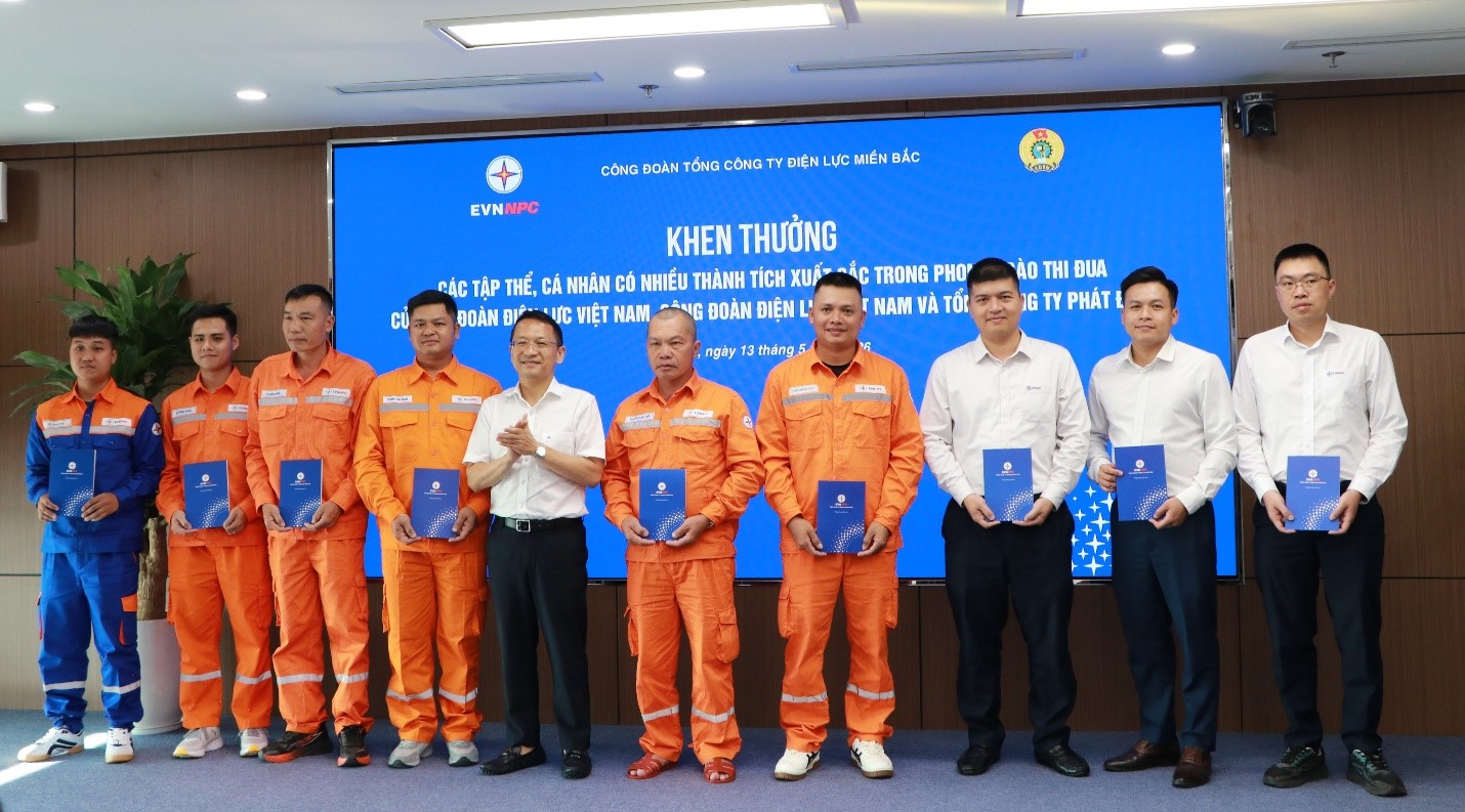 Đồng chí Hà Huy Tâm – Phó Tổng Giám đốc EVNNPC trao khen thưởng cho các cá nhân đạt danh hiệu “Người lao động ngành Điện tiêu biểu năm 2026” Đồng chí Hà Huy Tâm – Phó Tổng Giám đốc EVNNPC trao khen thưởng cho các cá nhân đạt danh hiệu “Người lao động ngành Điện tiêu biểu năm 2026”