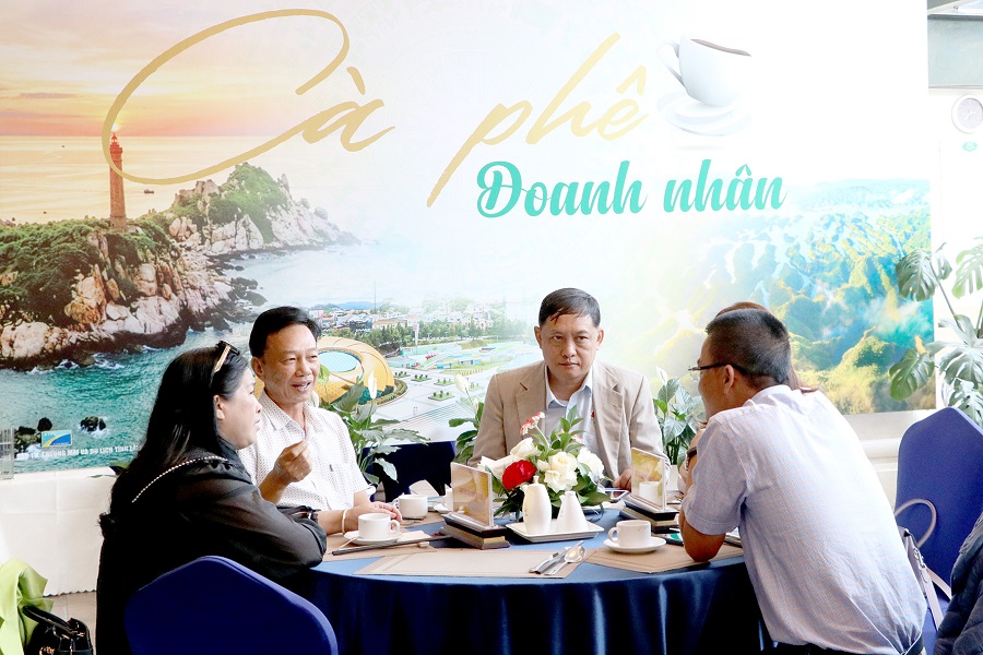 Các doanh nghiệp và nhà đầu tư đã trao đổi nhiều nội dung liên quan đến cải cách thủ tục hành chính, môi trường đầu tư, quy hoạch, xây dựng và các chính sách hỗ trợ doanh nghiệp. Các doanh nghiệp và nhà đầu tư đã trao đổi nhiều nội dung liên quan đến cải cách thủ tục hành chính, môi trường đầu tư, quy hoạch, xây dựng và các chính sách hỗ trợ doanh nghiệp.