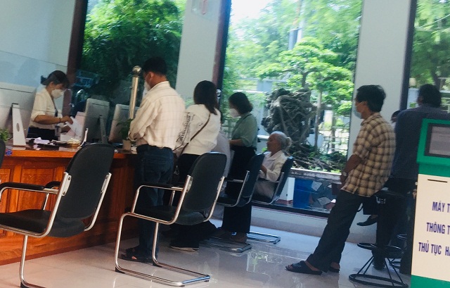 C&ocirc;ng t&aacute;c cải c&aacute;ch h&agrave;nh ch&iacute;nh lu&ocirc;n được tỉnh Gia Lai quan t&acirc;m. Trong ảnh: Người d&acirc;n giao dịch tại Bộ phận một cửa phường Quy Nhơn. Ảnh: VH