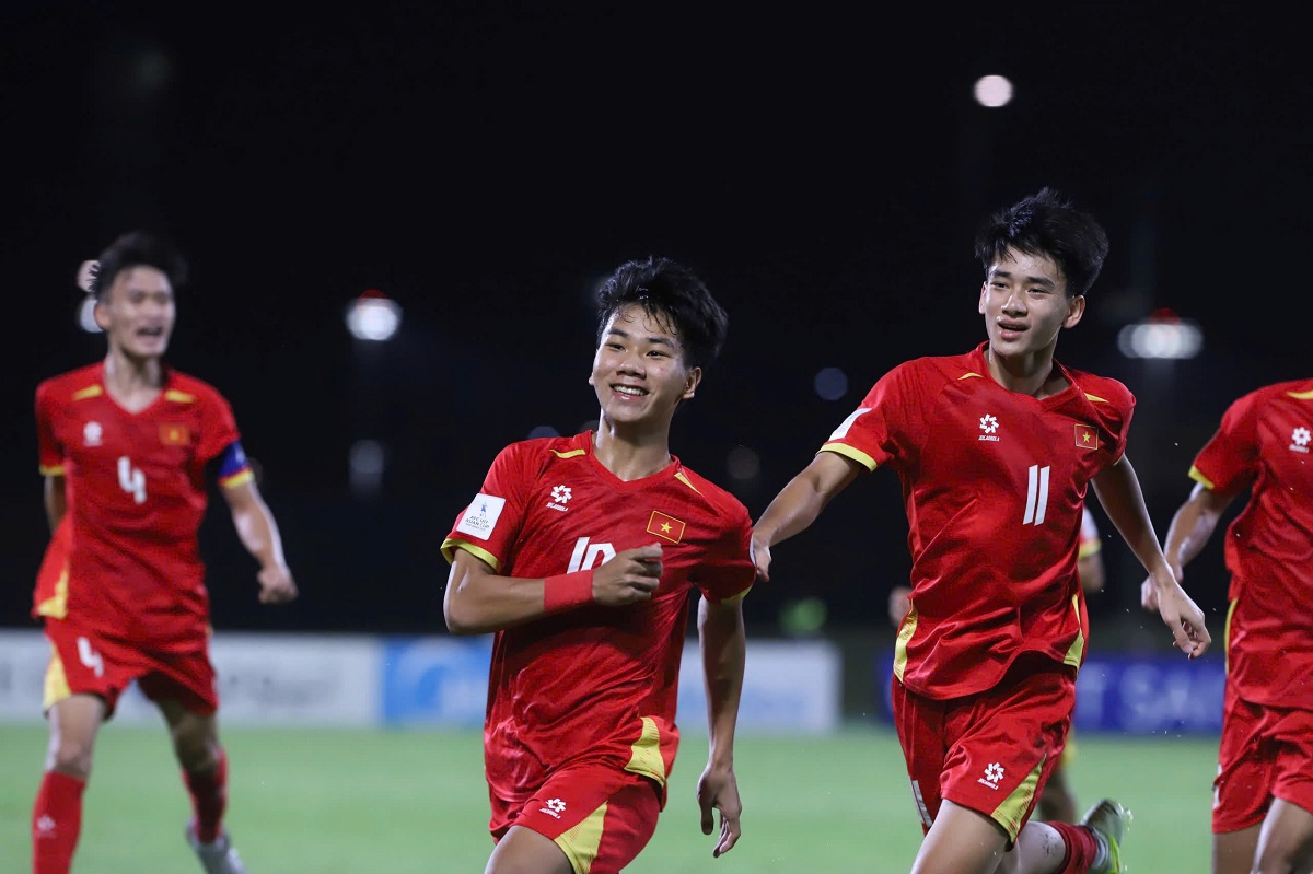 Chu Ngọc Nguyễn Lực, sản phẩm của lò đào tạo trẻ Hả Nội FC ghi bàn gỡ hòa 1-1, mở ra chiến thắng ngược của U17 Việt Nam trước U17 UAE. Chu Ngọc Nguyễn Lực, sản phẩm của lò đào tạo trẻ Hả Nội FC ghi bàn gỡ hòa 1-1, mở ra chiến thắng ngược của U17 Việt Nam trước U17 UAE.