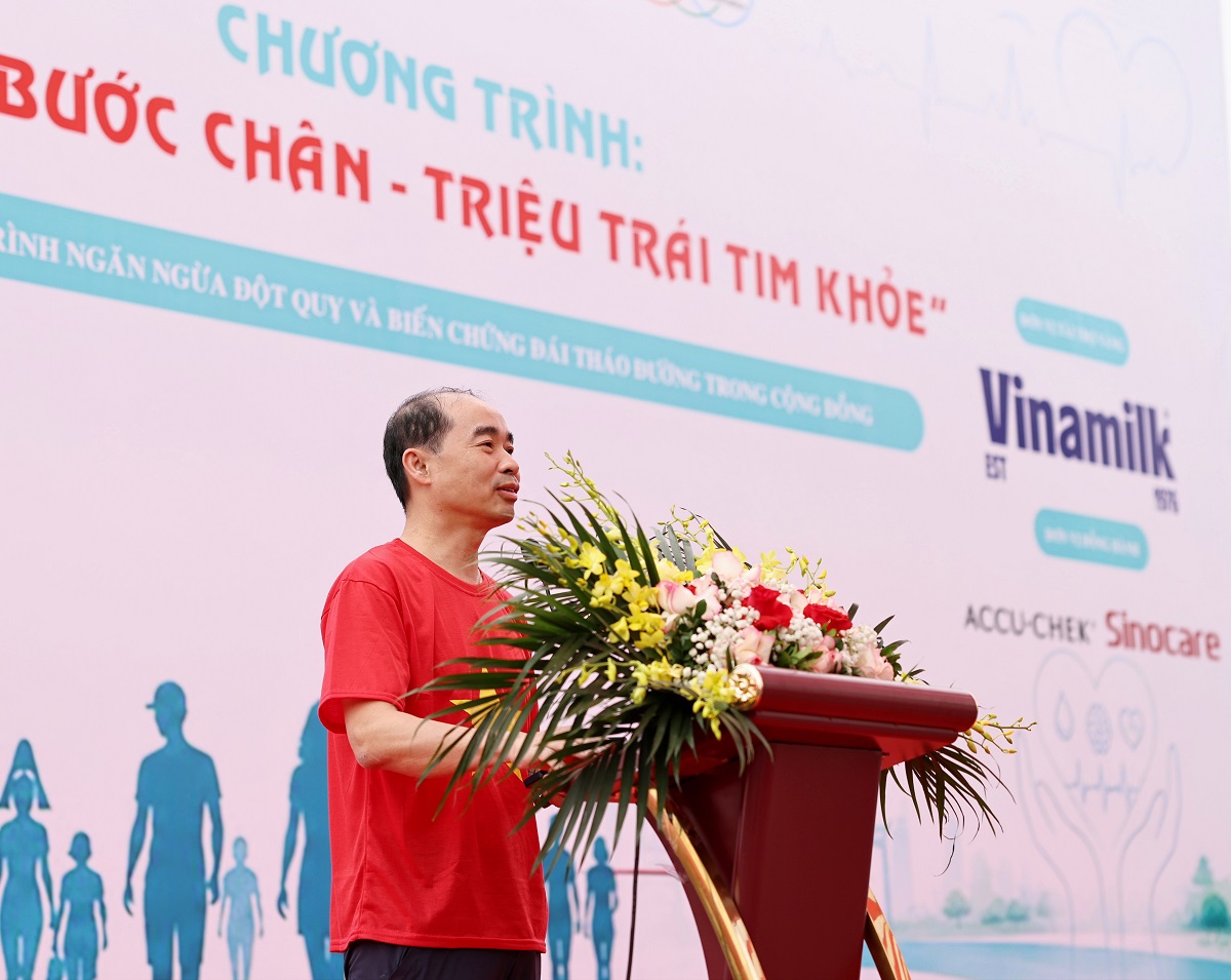 BS. Nguyễn Đình Hưng – Phó giám đốc Sở Y tế Hà Nội – phát biểu tại chương trình “Ngàn bước chân – Triệu trái tim khỏe” (Ảnh: VN). BS. Nguyễn Đình Hưng – Phó giám đốc Sở Y tế Hà Nội – phát biểu tại chương trình “Ngàn bước chân – Triệu trái tim khỏe” (Ảnh: VN).
