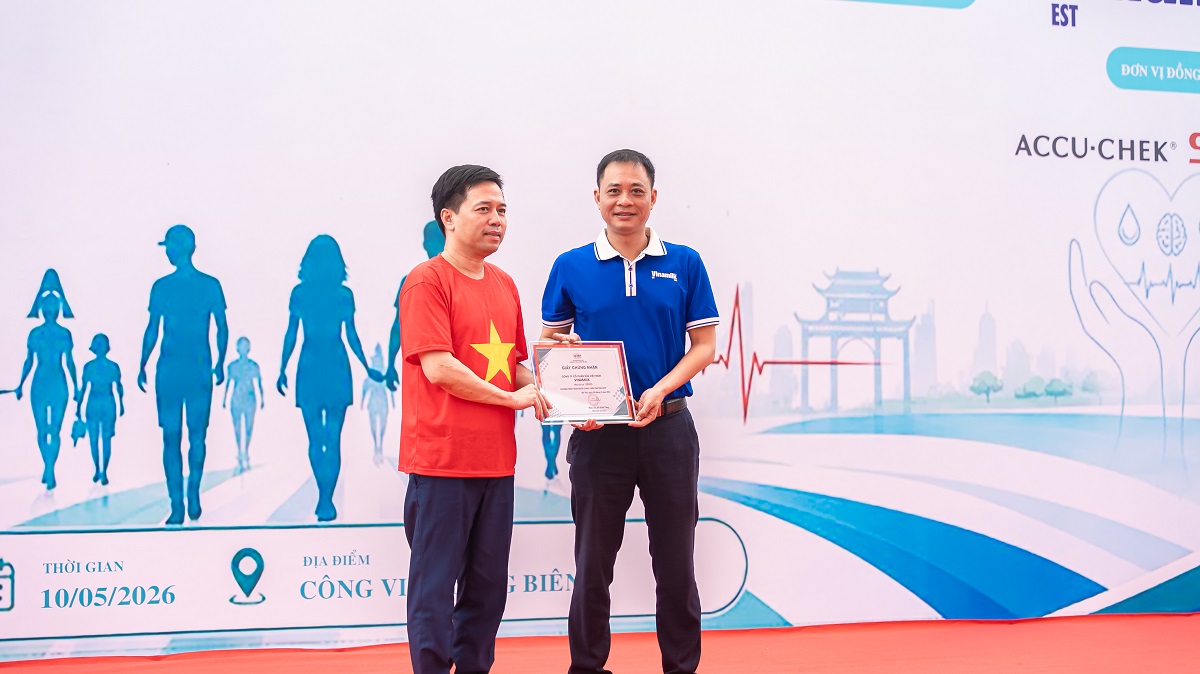 Ông Vũ Tuấn Khang (áo xanh) - Giám đốc Kinh doanh Hà Nội, Công ty Cổ phần sữa Việt Nam (Vinamilk) – nhận chứng nhận tài trợ từ Ban tổ chức chương trình “Ngàn bước chân – Triệu trái tim” (Ảnh: VN). Ông Vũ Tuấn Khang (áo xanh) - Giám đốc Kinh doanh Hà Nội, Công ty Cổ phần sữa Việt Nam (Vinamilk) – nhận chứng nhận tài trợ từ Ban tổ chức chương trình “Ngàn bước chân – Triệu trái tim” (Ảnh: VN).