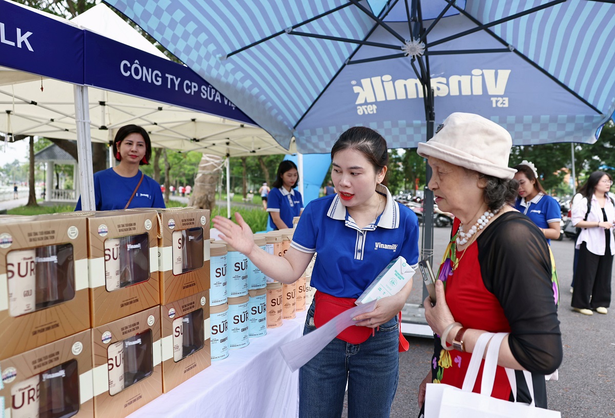 Khu vực tư vấn dinh dưỡng của Vinamilk Sure thu hút đông đảo người tiêu dùng đến lắng nghe các chia sẻ về chăm sóc sức khỏe chủ động cũng như dùng thử các sản phẩm dinh dưỡng (Ảnh: VN). Khu vực tư vấn dinh dưỡng của Vinamilk Sure thu hút đông đảo người tiêu dùng đến lắng nghe các chia sẻ về chăm sóc sức khỏe chủ động cũng như dùng thử các sản phẩm dinh dưỡng (Ảnh: VN).