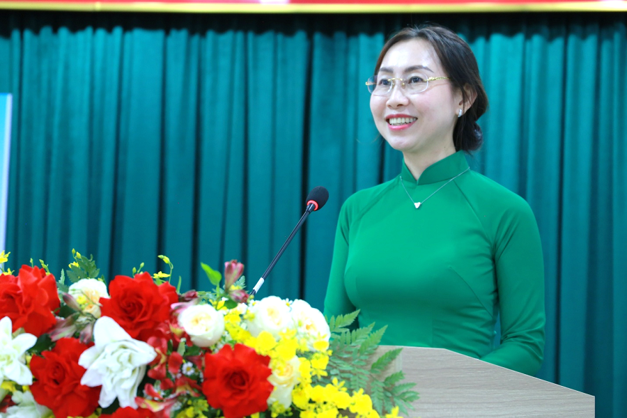 Bà Phan Thị Vi Vân - Phó Chủ tịch Hội LHPN tỉnh phát biểu khai mạc Hội nghị Bà Phan Thị Vi Vân - Phó Chủ tịch Hội LHPN tỉnh phát biểu khai mạc Hội nghị