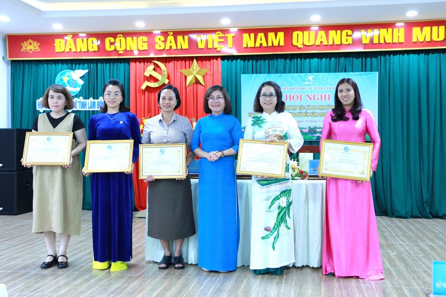 Ban Thường vụ Hội LHPN tỉnh Lâm Đồng tặng Bằng khen cho 6 cá nhân có thành tích tiêu biểu trong triển khai thực hiện Đề án Ban Thường vụ Hội LHPN tỉnh Lâm Đồng tặng Bằng khen cho 6 cá nhân có thành tích tiêu biểu trong triển khai thực hiện Đề án
