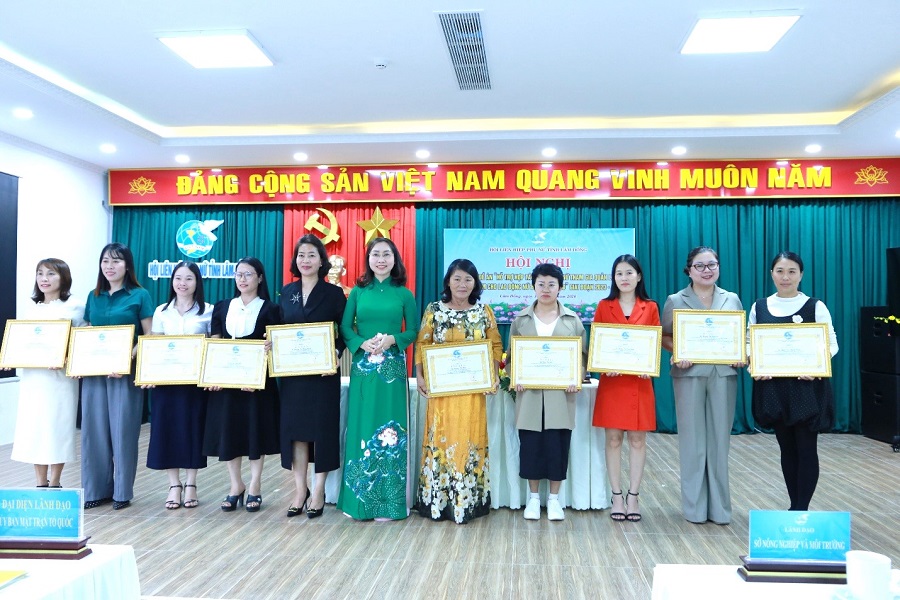 Ban Thường vụ Hội LHPN tỉnh Lâm Đồng tặng Bằng khen cho 10 cá nhân có thành tích tiêu biểu trong triển khai thực hiện Đề án Ban Thường vụ Hội LHPN tỉnh Lâm Đồng tặng Bằng khen cho 10 cá nhân có thành tích tiêu biểu trong triển khai thực hiện Đề án