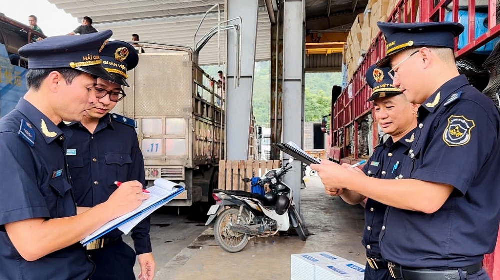 C&ocirc;ng chức Hải quan cửa khẩu quốc tế Hữu Nghị r&agrave; so&aacute;t, kiểm tra h&agrave;ng h&oacute;a xuất nhập khẩu. Ảnh: QH