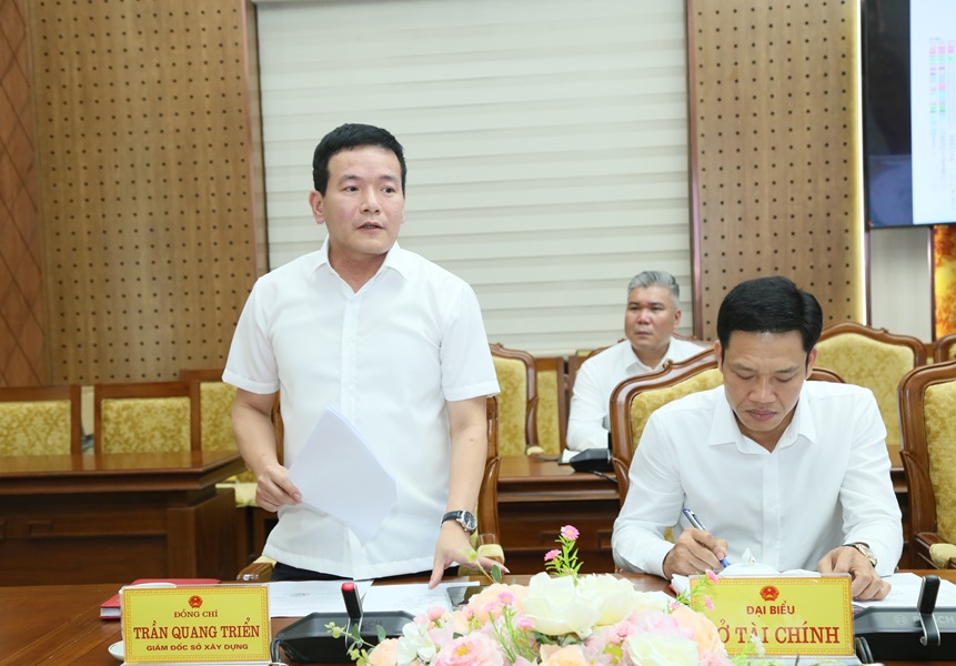 L&atilde;nh đạo Sở X&acirc;y dựng b&aacute;o c&aacute;o tại cuộc họp.