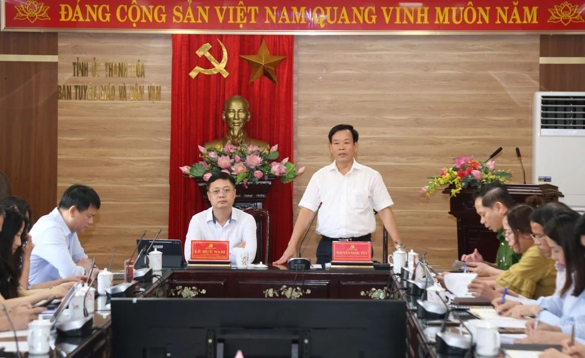 Ph&oacute; Trưởng Ban Tuy&ecirc;n gi&aacute;o v&agrave; D&acirc;n vận Tỉnh ủy Nguyễn Ngọc T&uacute;y ph&aacute;t biểu tại buổi l&agrave;m việc.