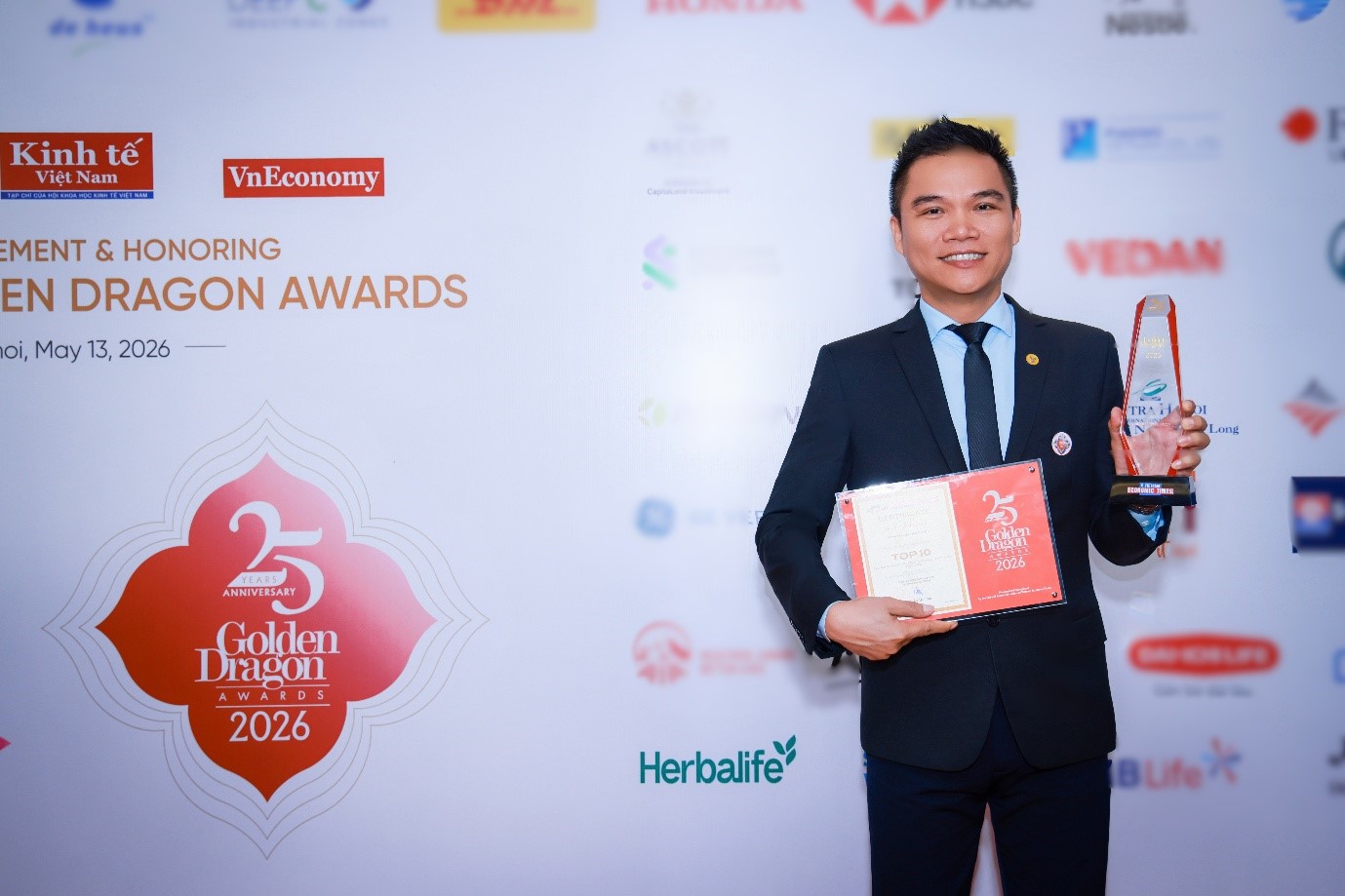 Ông Nguyễn Thành Đạt - Đại diện Herbalife Việt Nam nhận Giải Rồng Vàng 2026 tại Hà Nội Ông Nguyễn Thành Đạt - Đại diện Herbalife Việt Nam nhận Giải Rồng Vàng 2026 tại Hà Nội
