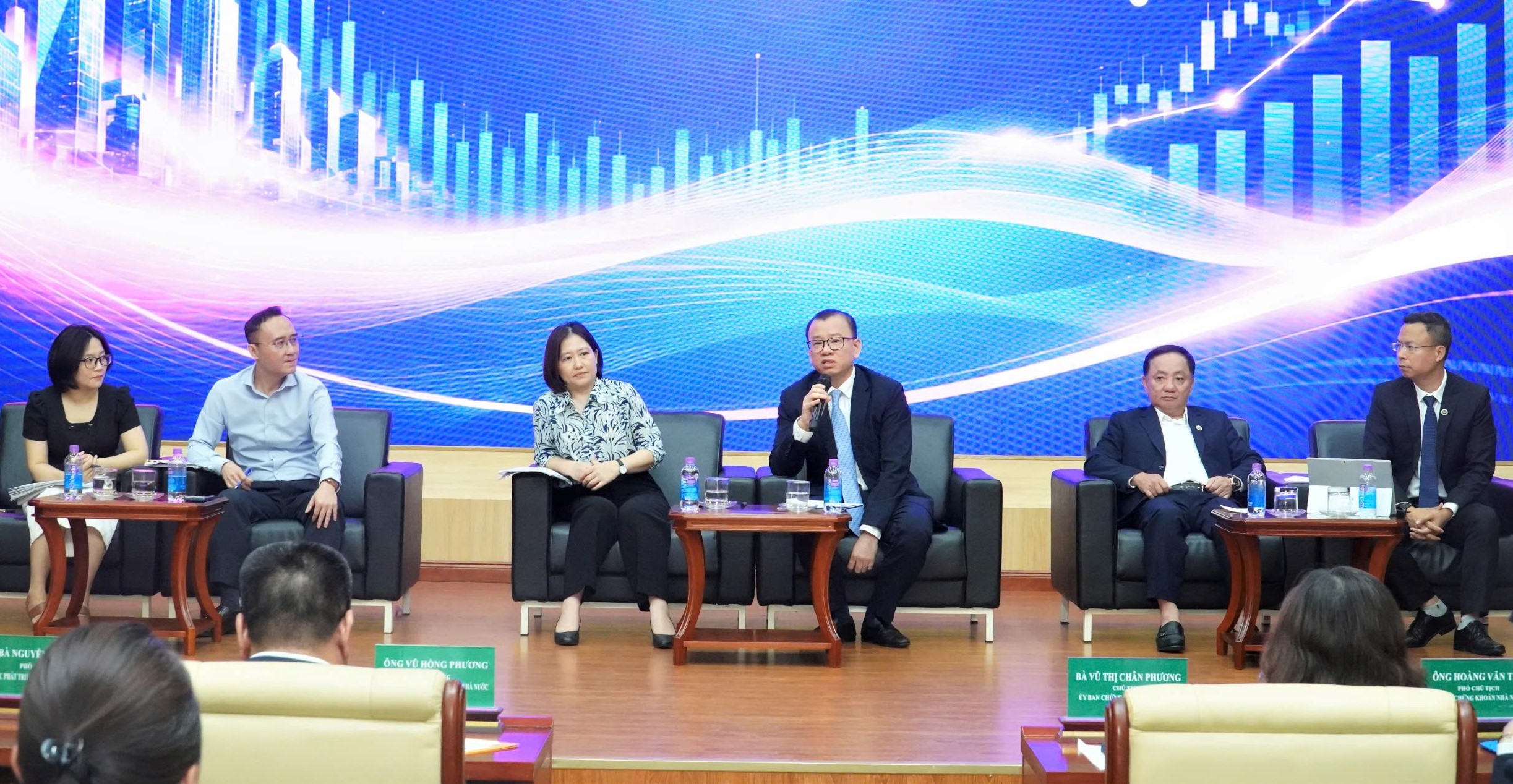 Ph&oacute; Chủ tịch UBCKNN Nguyễn Ho&agrave;ng Dương điều h&agrave;nh phi&ecirc;n thảo luận Hội nghị