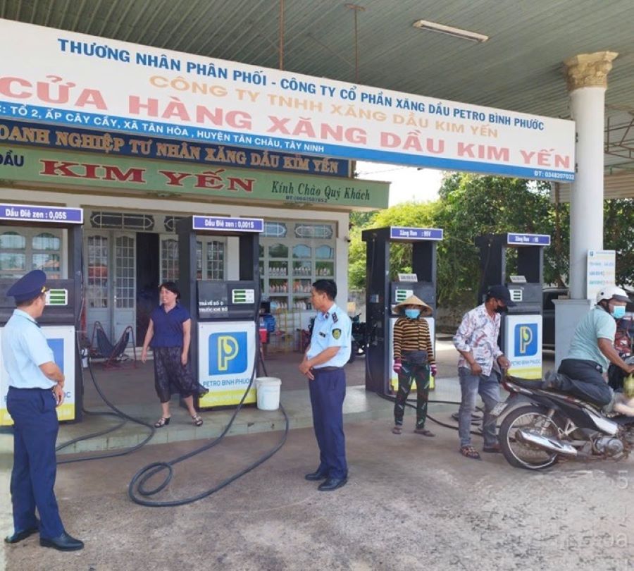 Lực lượng chức năng kiểm tra tại cơ sở kinh doanh Lực lượng chức năng kiểm tra tại cơ sở kinh doanh