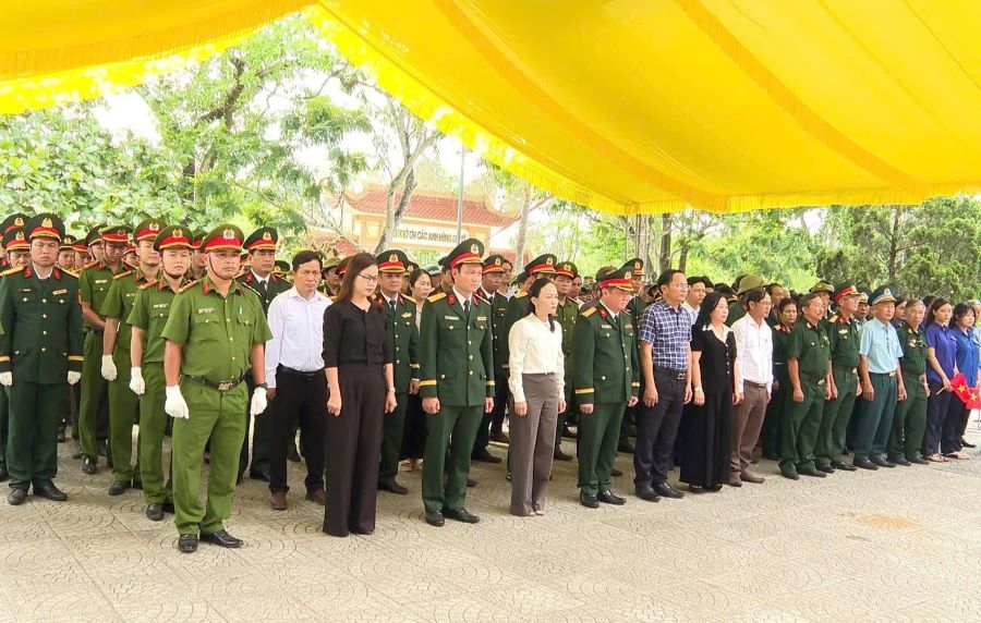 Các đại biểu tham gia lễ viếng, truy điệu và an táng 5 hài cốt liệt sĩ tại Nghĩa trang liệt sĩ Đông Lễ, phường Nam Đông Hà Các đại biểu tham gia lễ viếng, truy điệu và an táng 5 hài cốt liệt sĩ tại Nghĩa trang liệt sĩ Đông Lễ, phường Nam Đông Hà