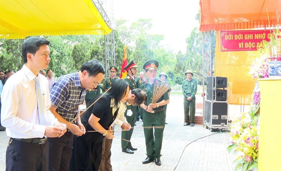 Các đại biểu dâng hương, tri ân các Anh hùng liệt sĩ Các đại biểu dâng hương, tri ân các Anh hùng liệt sĩ