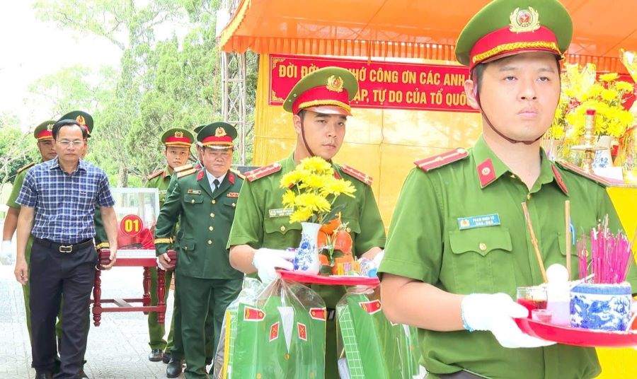 Lãnh đạo địa phương cùng các đại biểu và Nhân dân đưa tiễn các liệt sĩ về nơi an táng Lãnh đạo địa phương cùng các đại biểu và Nhân dân đưa tiễn các liệt sĩ về nơi an táng