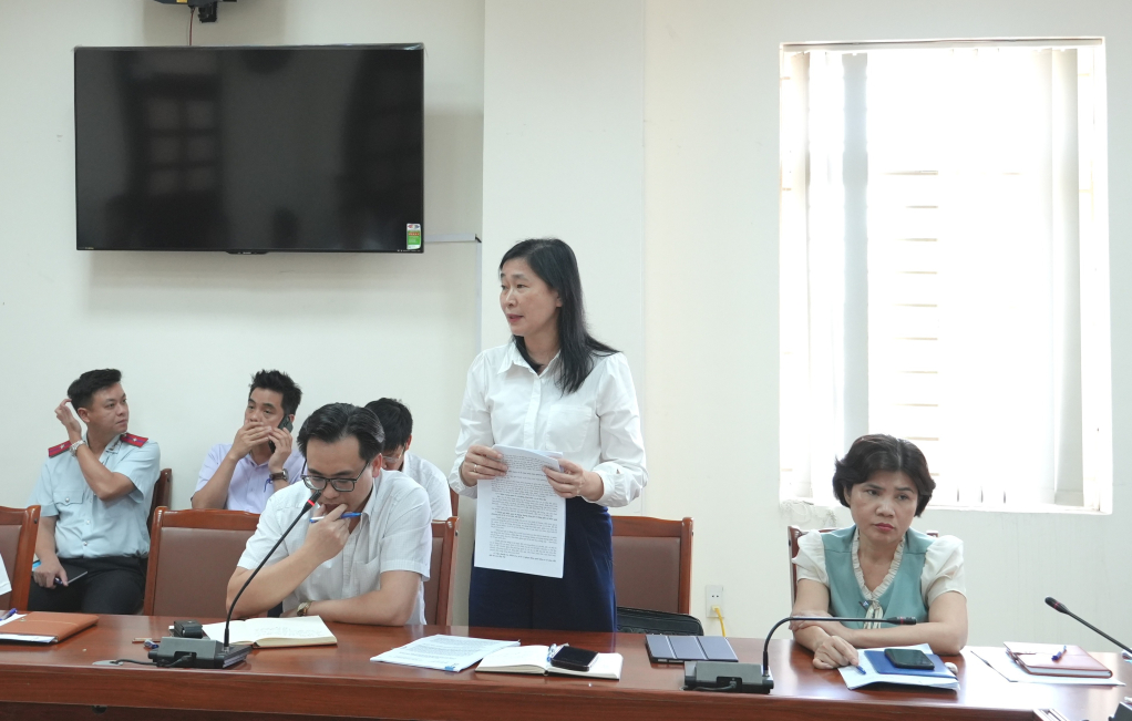 Đại diện Sở T&agrave;i ch&iacute;nh Quảng Ninh trao đổi tại buổi l&agrave;m việc