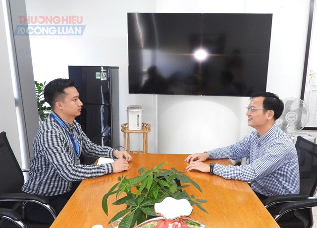 Ông Lê Văn Tuấn, Phó Giám đốc Sở Xây dựng TP. Đà Nẵng và Phóng viên Thương hiệu & Công luận. Ông Lê Văn Tuấn, Phó Giám đốc Sở Xây dựng TP. Đà Nẵng và Phóng viên Thương hiệu & Công luận.
