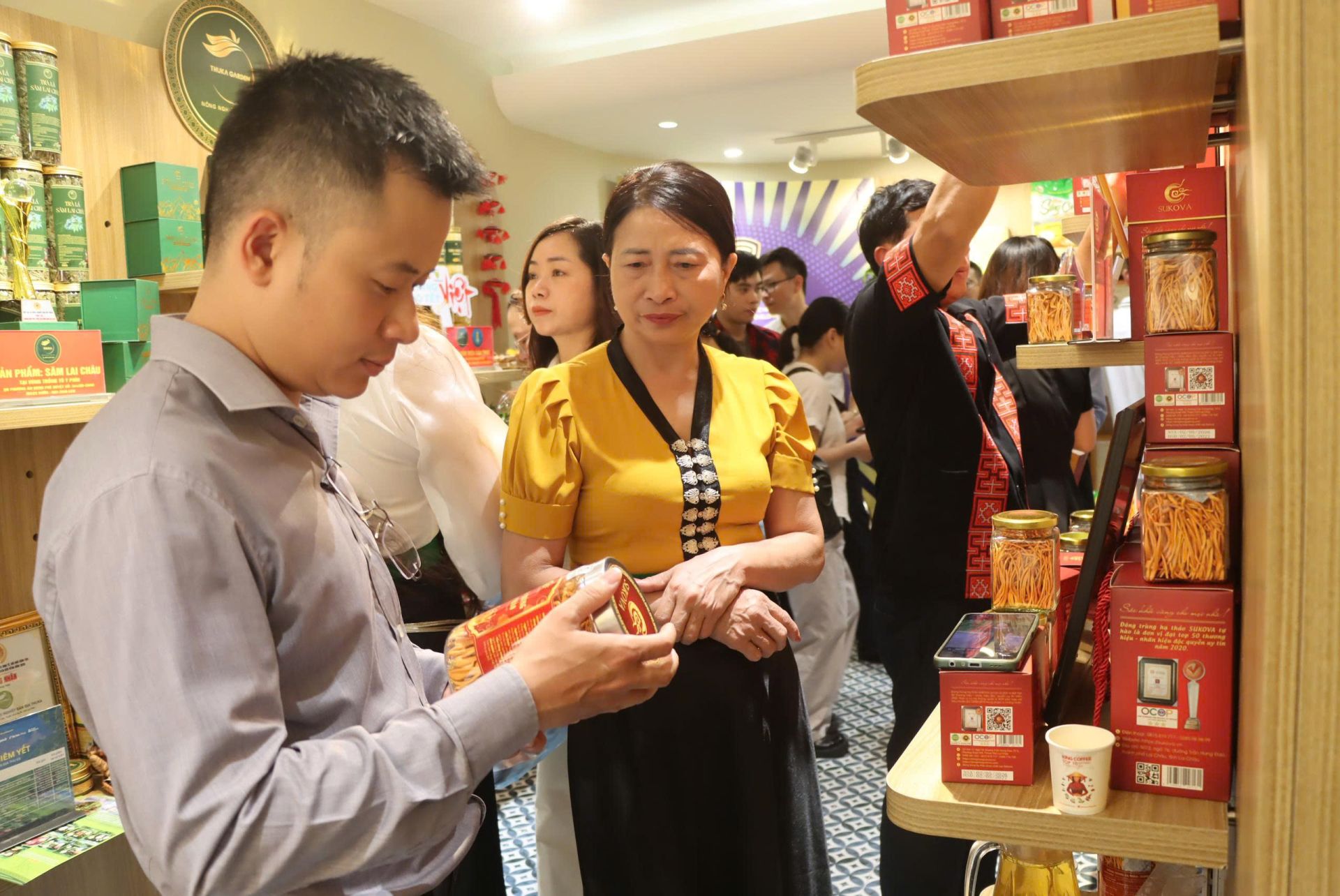 Đ&ocirc;ng đảo người ti&ecirc;u d&ugrave;ng đến tham quan v&agrave; mua sắm