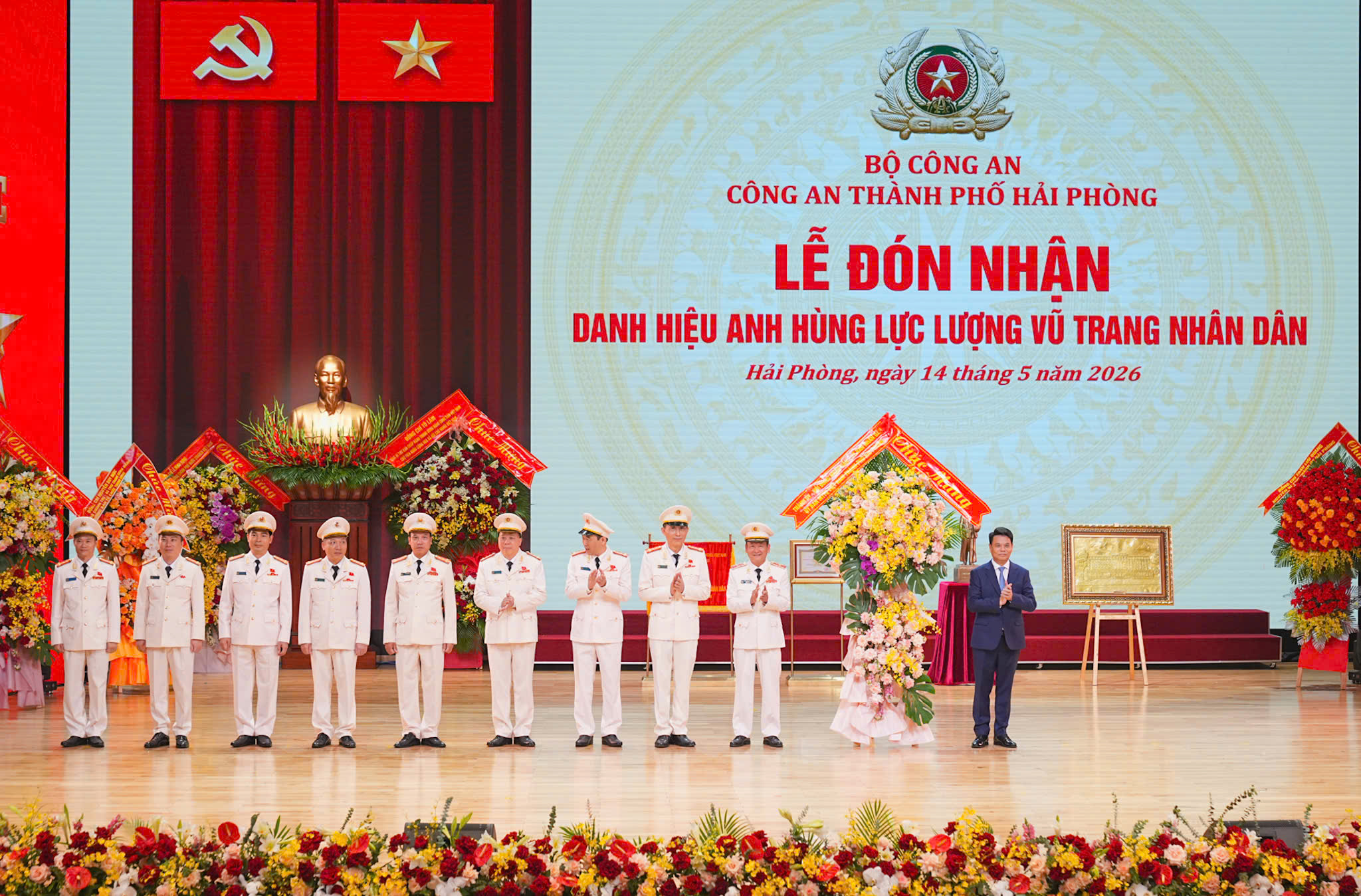 Thay mặt Thành uỷ, HĐND, UBND, Uỷ ban MTTQ Việt Nam thành phố, đồng chí Bí thư Thành uỷ Lê Ngọc Châu tặng hoa chúc mừng Công an thành phố. Thay mặt Thành uỷ, HĐND, UBND, Uỷ ban MTTQ Việt Nam thành phố, đồng chí Bí thư Thành uỷ Lê Ngọc Châu tặng hoa chúc mừng Công an thành phố.