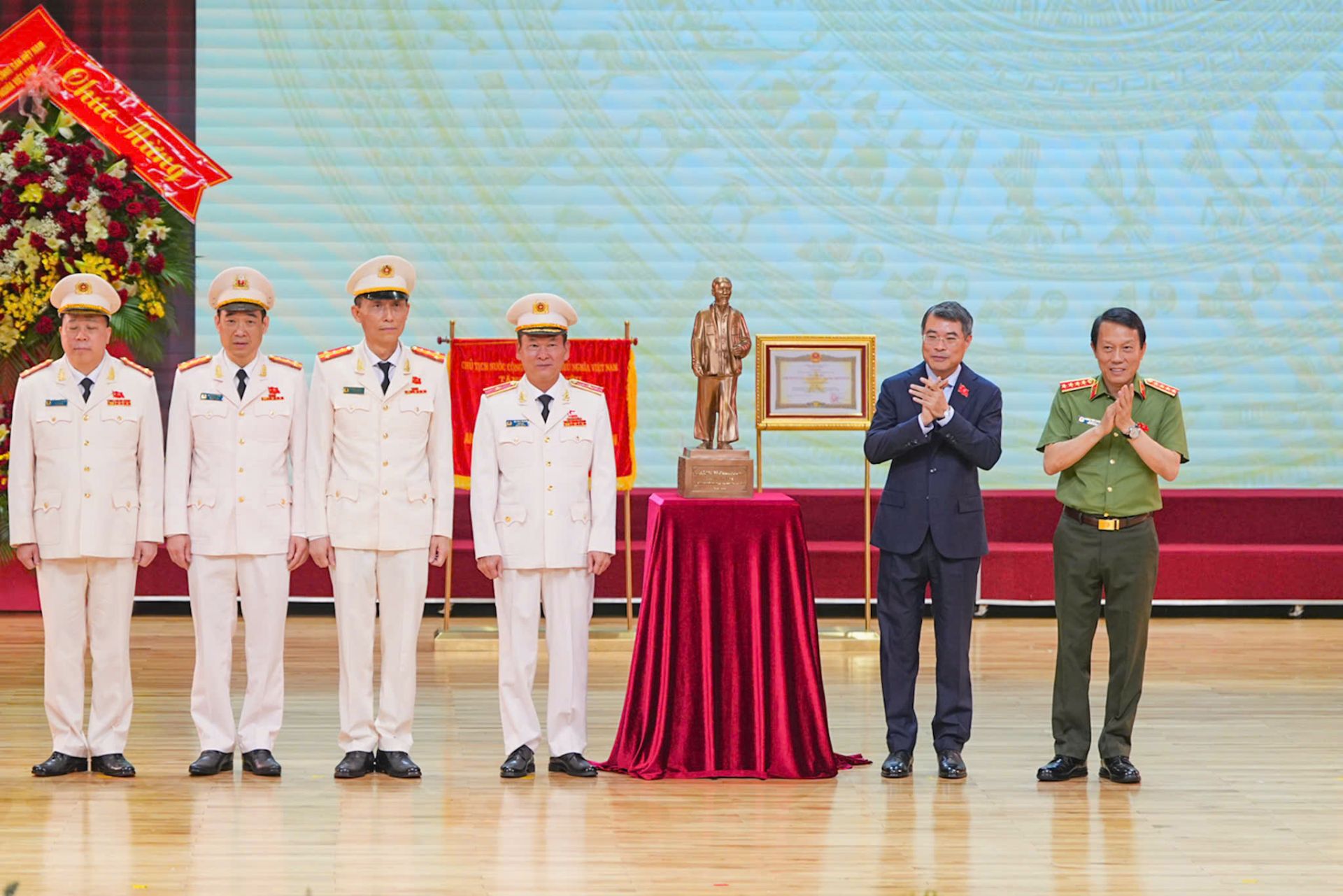Thủ tướng Chính phủ Lê Minh Hưng và Bộ trưởng Bộ Công an Lương Tam Quang trao quà của Tổng Bí thư, Chủ tịch nước Tô Lâm cho lực lượng Công an thành phố. Thủ tướng Chính phủ Lê Minh Hưng và Bộ trưởng Bộ Công an Lương Tam Quang trao quà của Tổng Bí thư, Chủ tịch nước Tô Lâm cho lực lượng Công an thành phố.