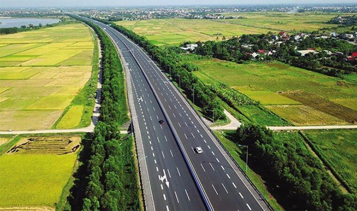 Trong bối cảnh nền kinh tế đặt mục ti&ecirc;u tăng trưởng hai con số, đầu tư c&ocirc;ng tiếp tục được xem l&agrave; &ldquo;đ&ograve;n bẩy&rdquo; quan trọng để k&iacute;ch hoạt sản xuất, mở rộng kh&ocirc;ng gian ph&aacute;t triển v&agrave; dẫn dắt đầu tư x&atilde; hội.