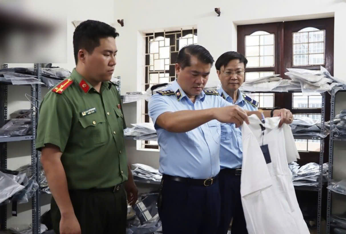 Hà Nội: Tạm giữ hơn 700 sản phẩm quần áo, giày dép nghi giả nhãn hiệu